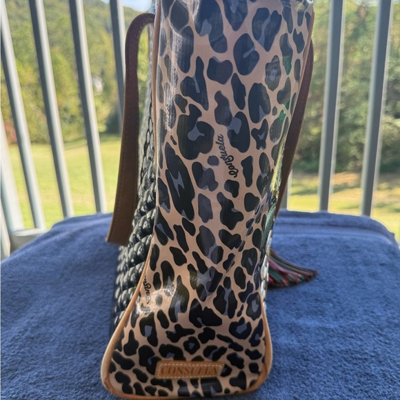 Consuela Playa Ezzy Tote with Consuela bag Charm included. Really good condition - Picture 4 of 16